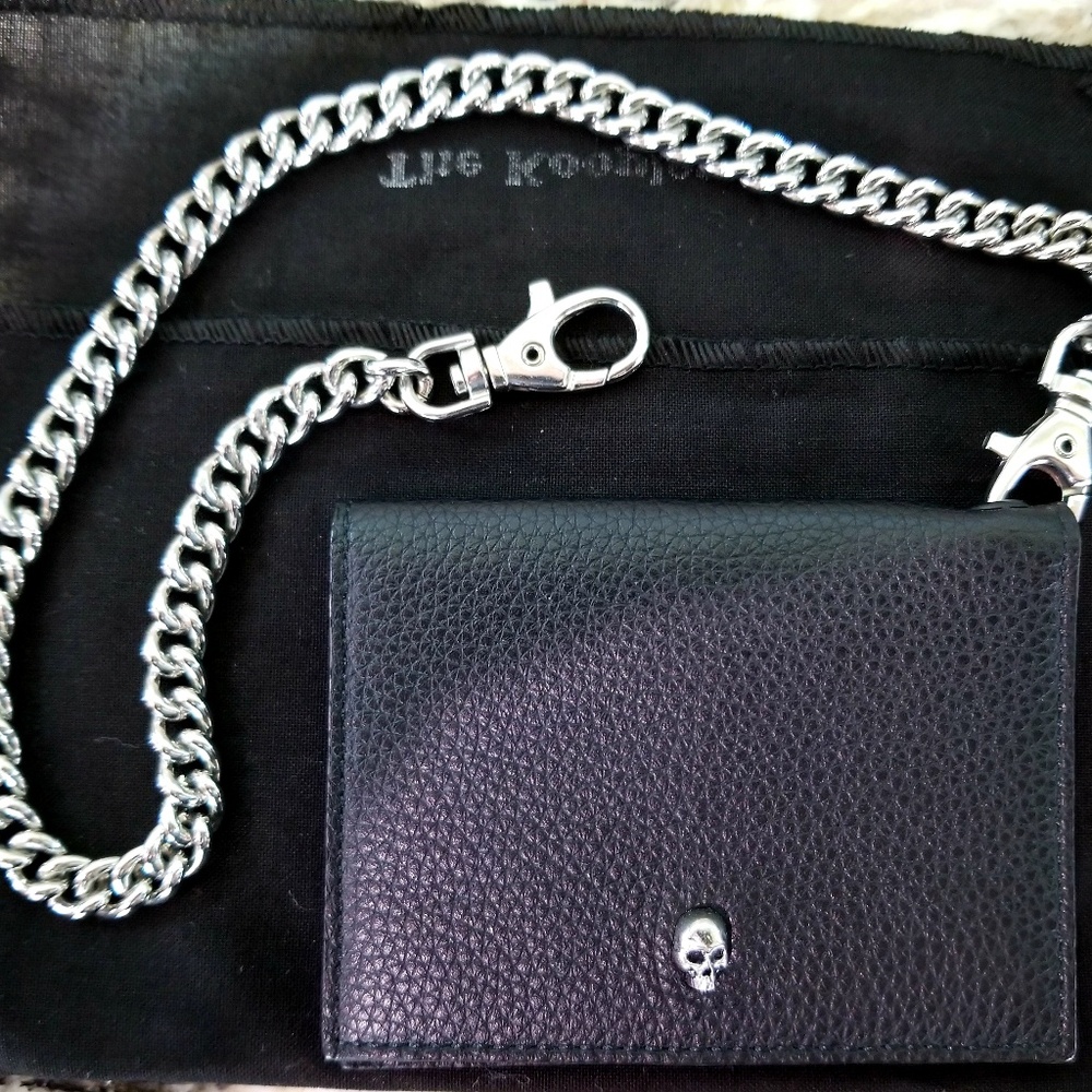 Wallet with chain